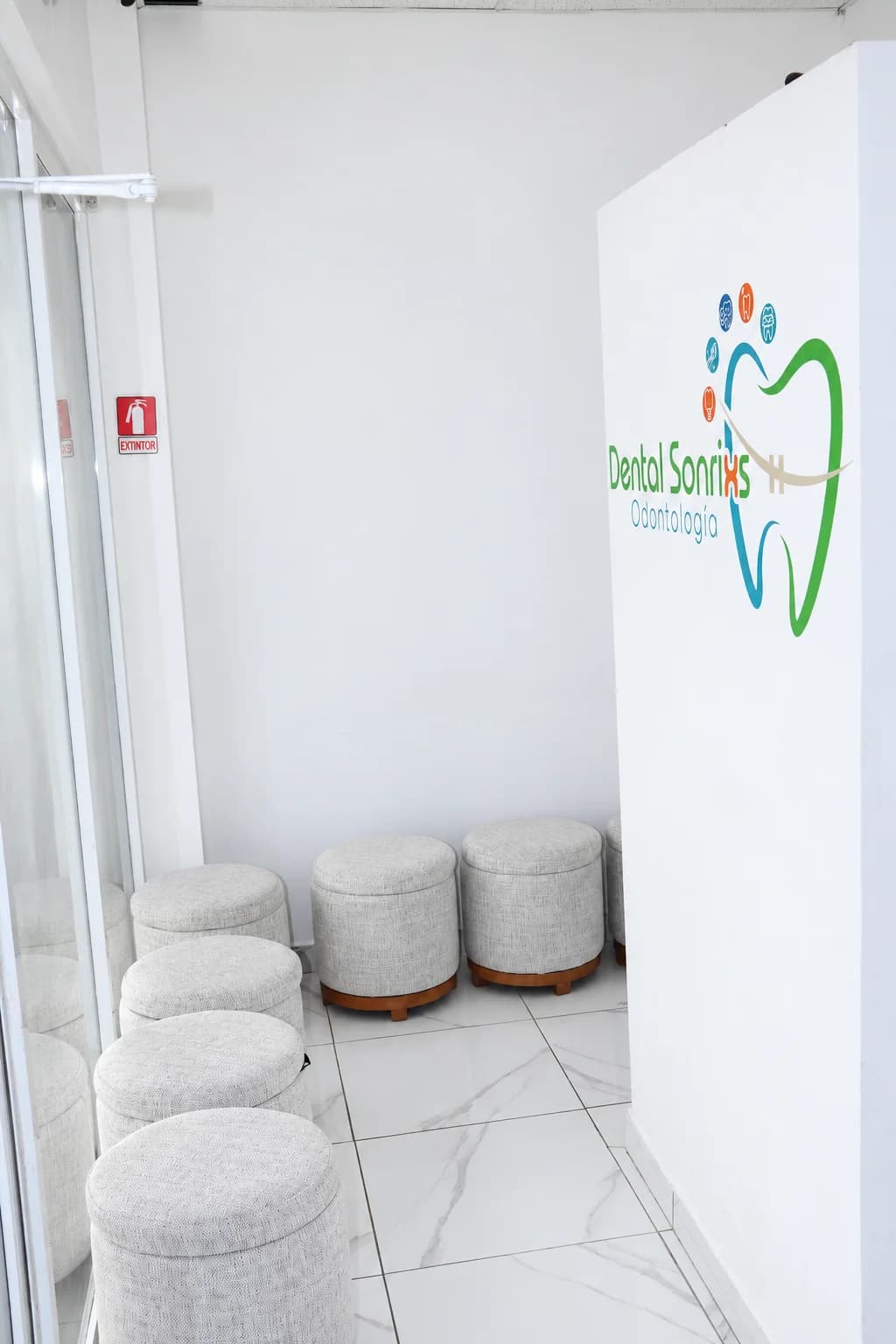 Sala de espera y entrada del consultorio Sonrixs