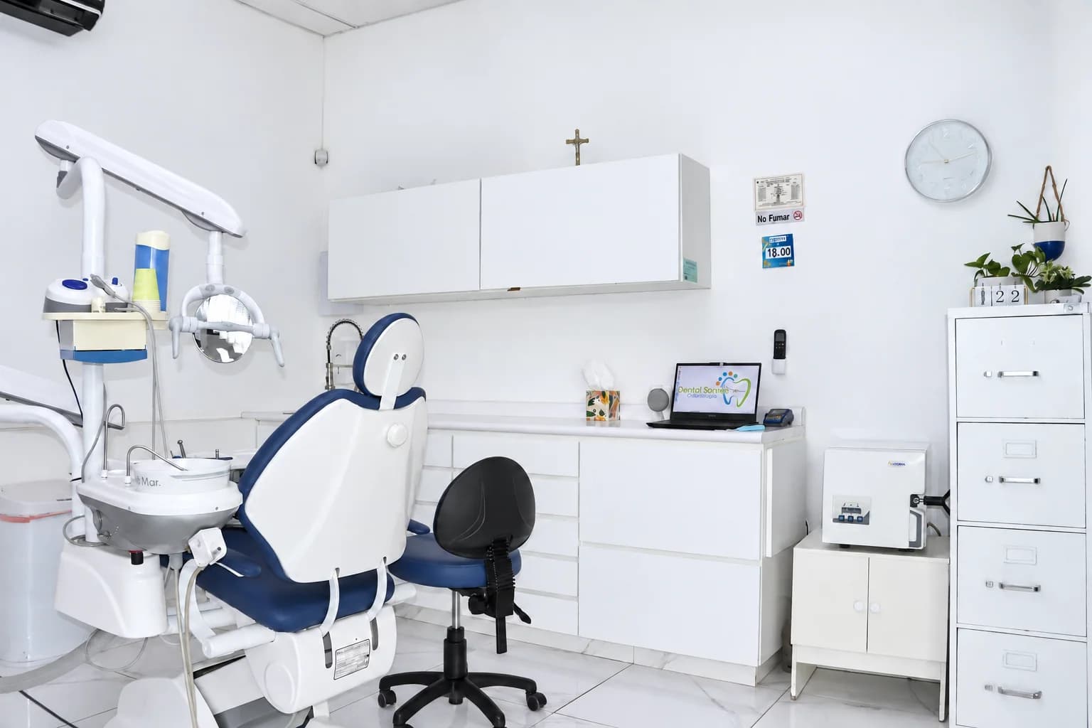 Sillón dental y espacio de atención dentro de Sonrixs